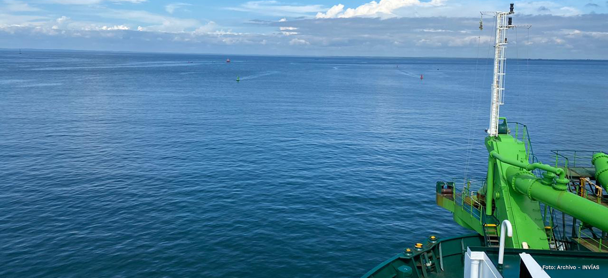 Fotografía del mar desde draga cerca al puerto de Buenaventura.