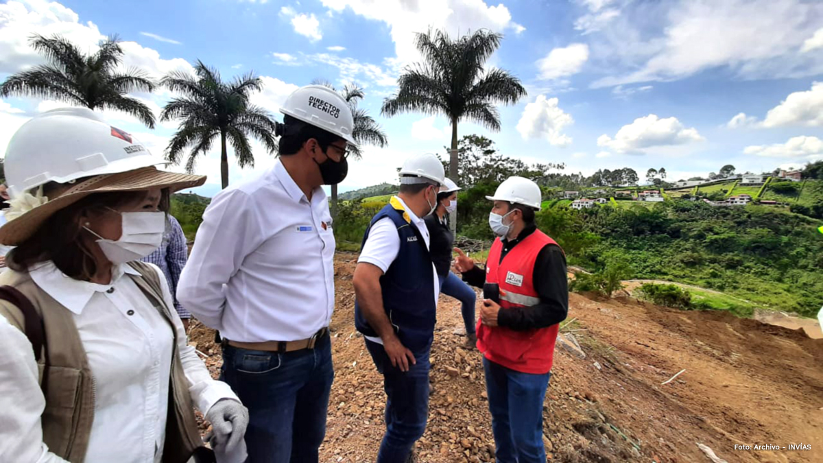 Fotografía del Director Técnico del INVÍAS, junto con el equipo de trabajo para el restablecimiento de la vía La Romelia - El Pollo.