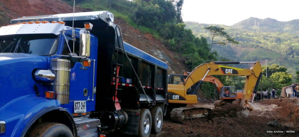 Fotografía de maquinaria en trabajos de remoción de escombros y atención de la emergencia.