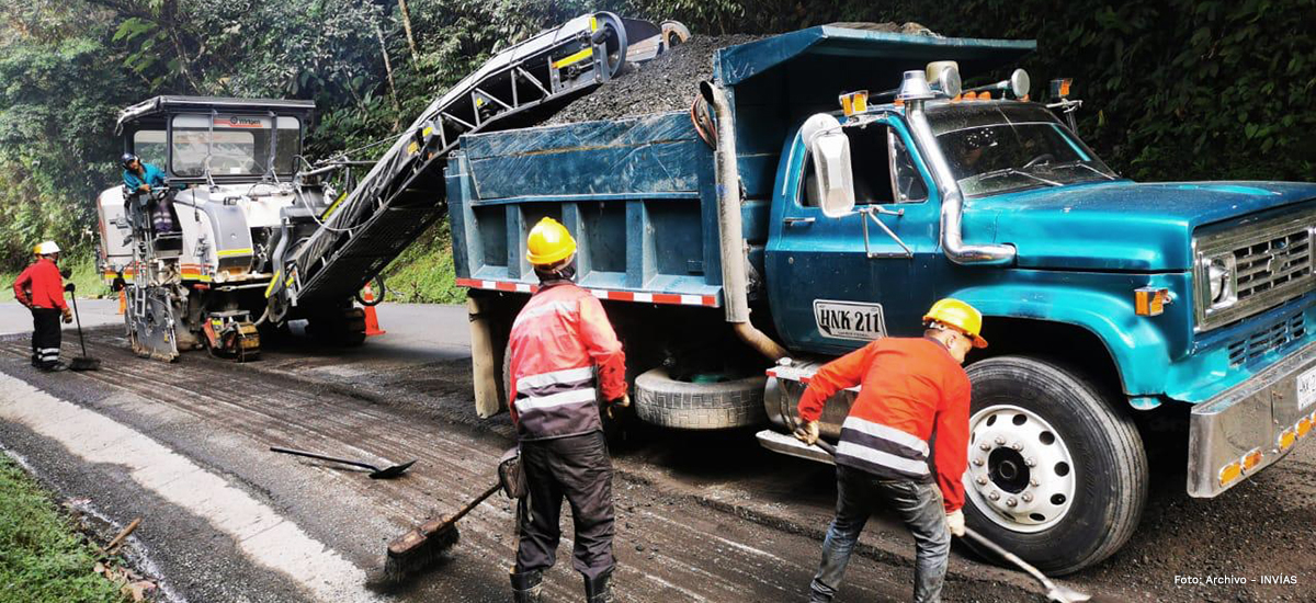 Fotografía de los trabajadores del INVÍAS en las labores de mejora vial.