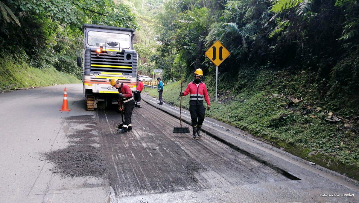 Fotografía de trabajadores en las labores de mejoras viales.