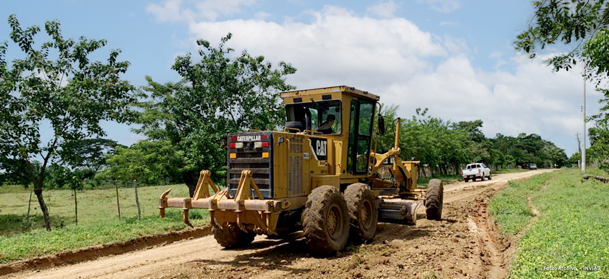 Fotografía de maquinaria en trabajos de construcción de vía.