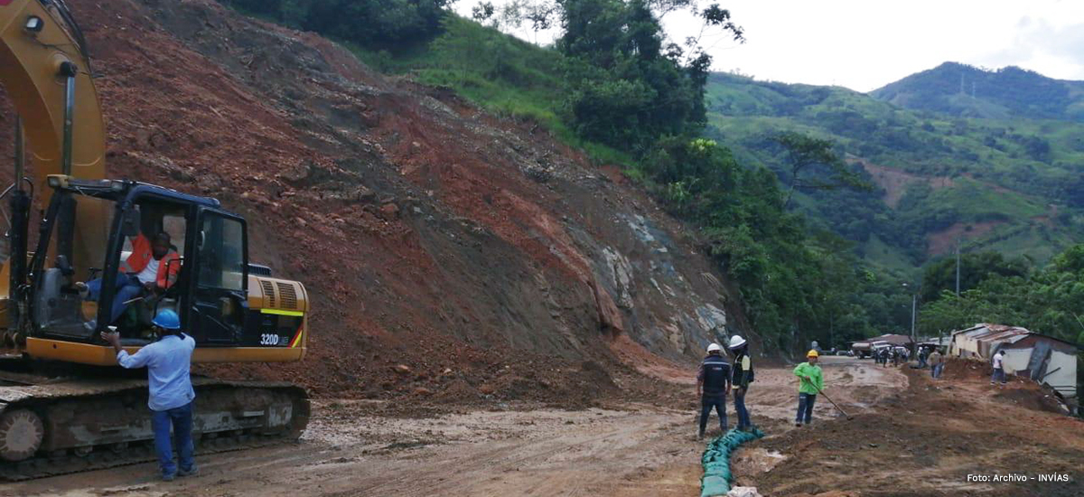 Fotografía de maquinaria en trabajos de remoción de escombros y atención de la emergencia.