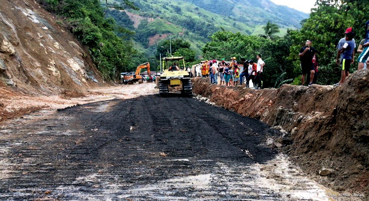 Fotografía de maquinaria en trabajos de remoción de escombros y atención de la emergencia.