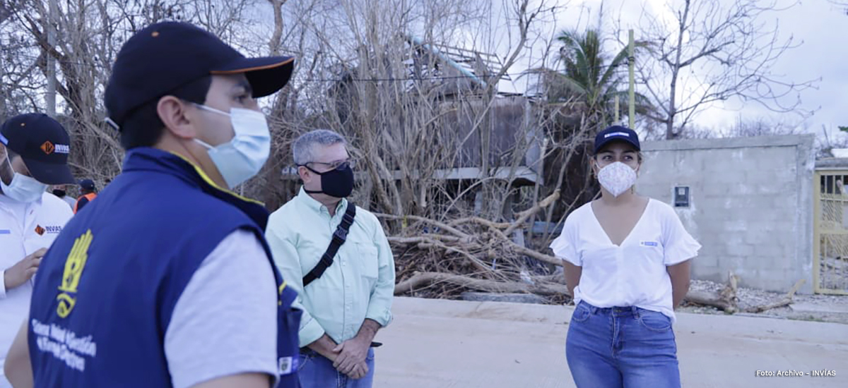 Fotografía del director general del INVÍAS, Juan Esteban Gil y de la viceministra de Infraestructura, Olga Lucía Ramírez durante su visita para atender la emergencia en San Andrés.
