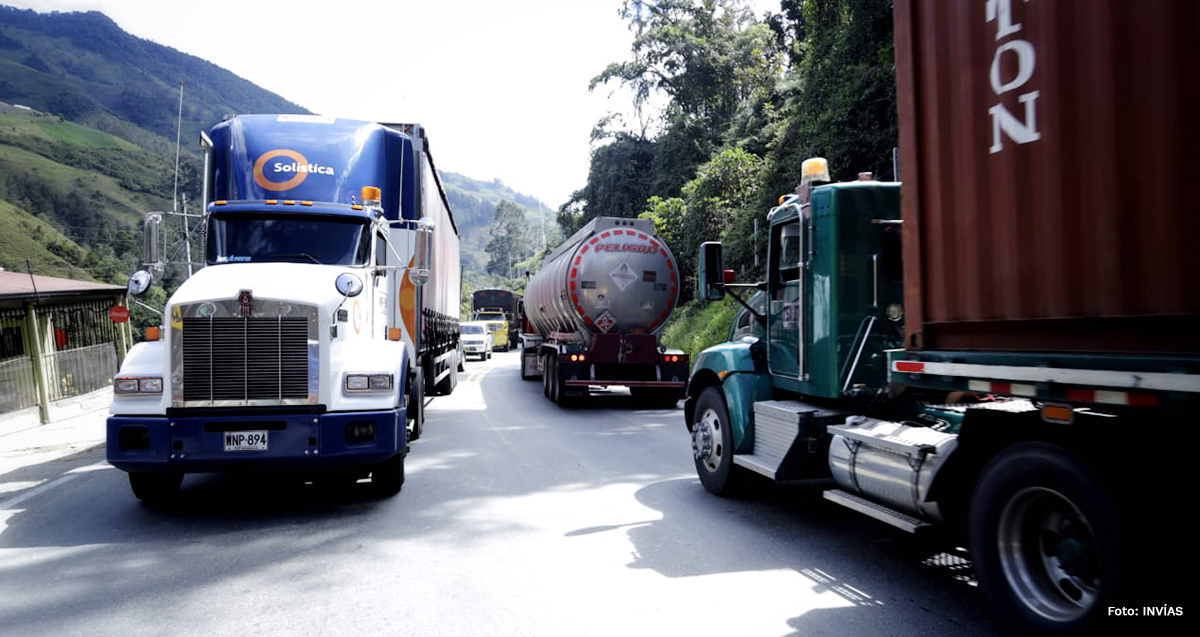 Fotografía de tránsito vehicular en la vía Calarcá - Cajamarca.