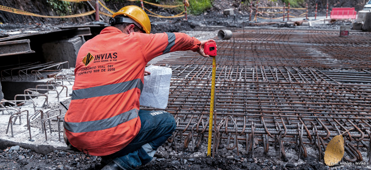 Fotografía de ingeniero del INVÍAS en mediciones para obra de construcción de carretera.