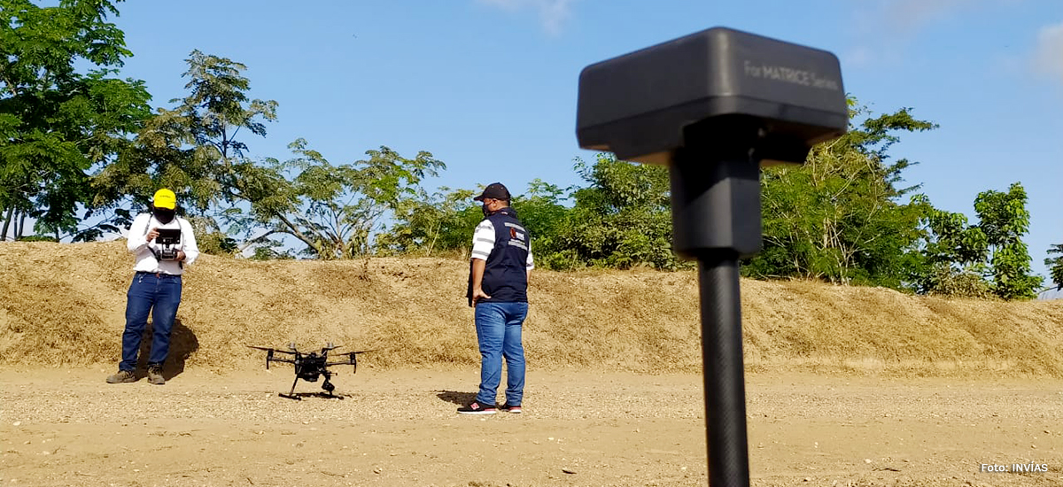 Fotografía de trabajadores del INVÍAS realizando estudios para construcción de vías.