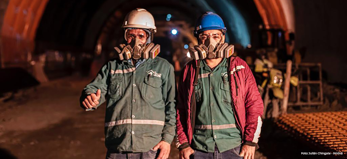 Fotografía trabajadores usando las medidas de bioseguridad en un túnel de nuestro país.