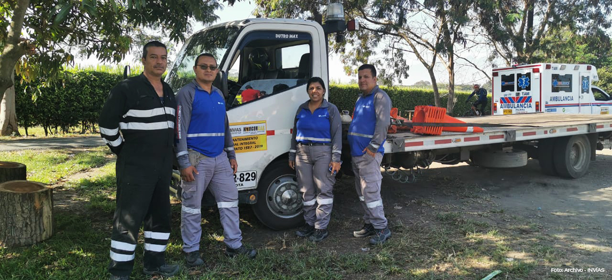 Fotografía ambulancia con operarios.