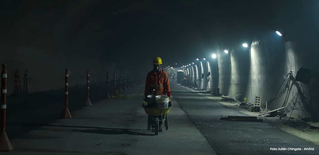 Fotografía de trabajador con carretilla en el Túnel de La Línea.