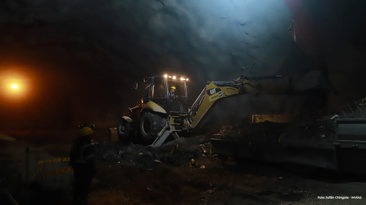 Fotografía operario con máquina en el Túnel de La Línea.