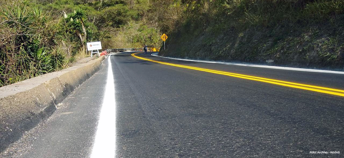 Fotografía de vía construida por el INVÍAS.