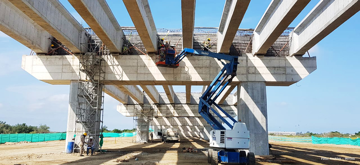 Fotografía de trabajadores del INVÍAS en puente de la Variante Ciénaga.