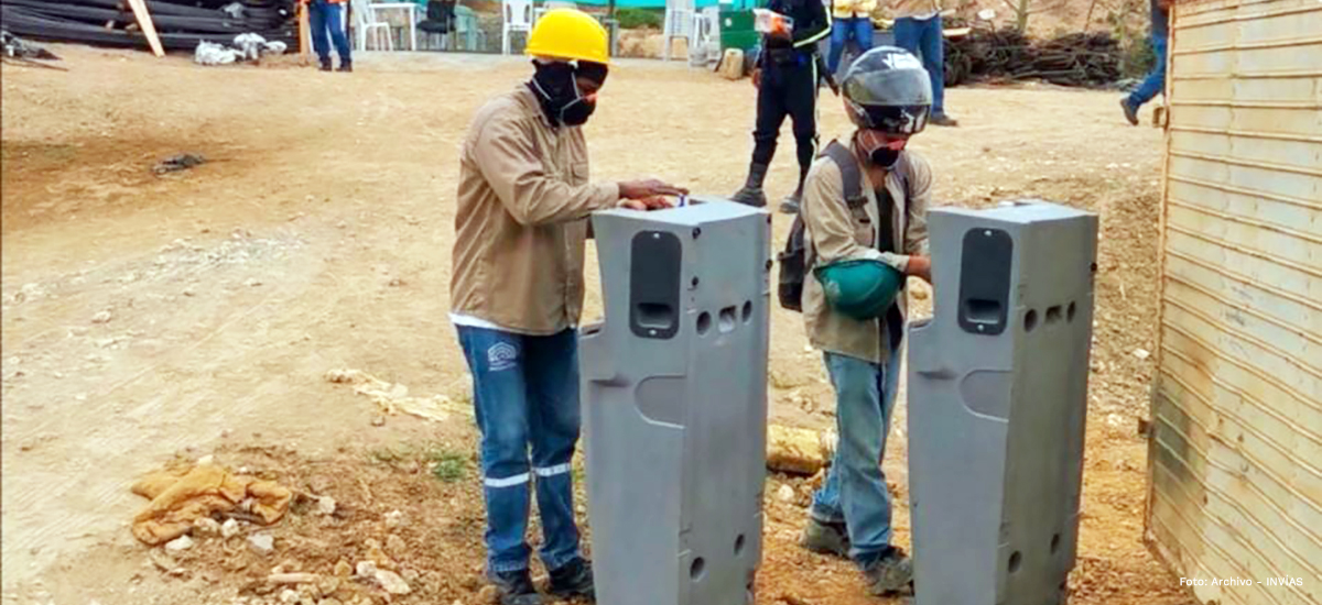 Fotografía de los trabajadores del INVÍAS aplicando las medidas de la Política de Bioseguridad en las obras de mejoramiento.