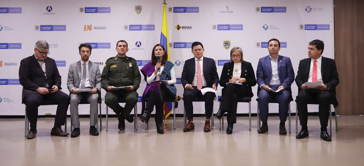 Fotografía de la Ministra de Transporte, Ángela María Orozo durante su intervención junto a su equipo de trabajo en la entrega del balance del Plan Navidad.