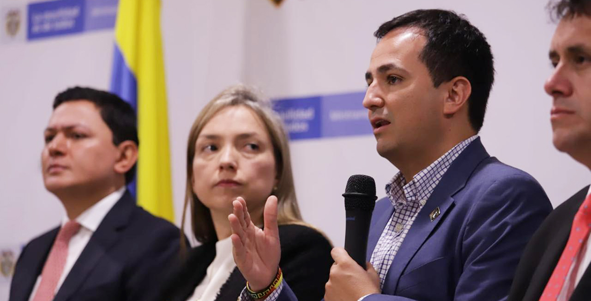 Fotografía del Director General del INVÍAS en su intervención durante el evento.