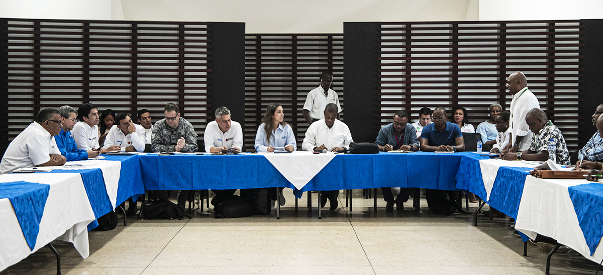 Fotografía de la mesa de trabajo del INVÍAS junto con el equipo del departamento del Chocó.