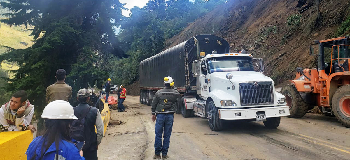 Fotografía de los trabajos realizados por el derrumbe en la vía Cajamarca-Calarcá