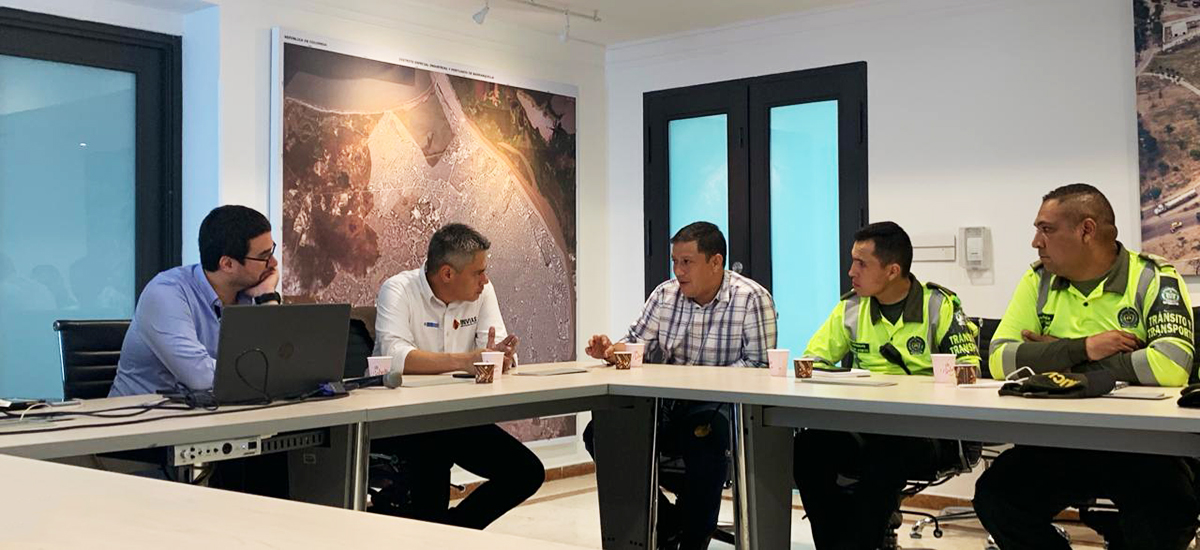 Fotografía de la mesa del equipo de implementación de medidas de seguridad para el puente Pumarejo.