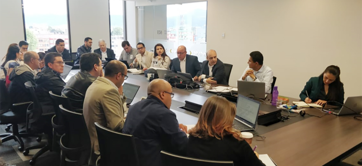 Fotografía de la mesa de trabajo de la actualización normativa.