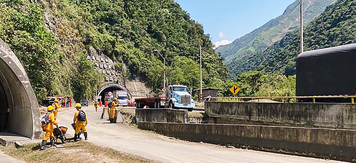 Fotografía equipo de INVÍAS trabajando para dar paso en la vía Loboguerrero - Buenaventura.