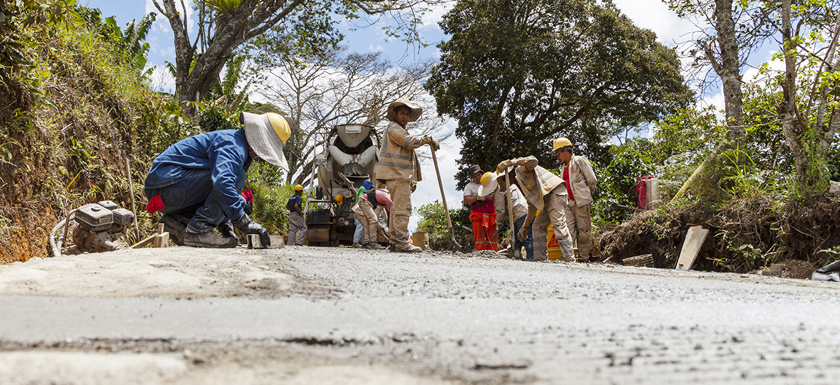 Fotografía de trabajadores construyendo vía.