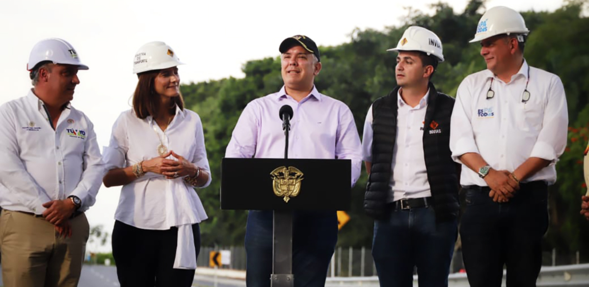 Fotografía de la comitiva que se hizo presente en el Túnel de La Línea, mientas el Presidente Duque hace su intervención.