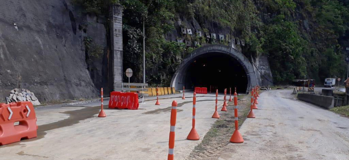 Fotografía de la entrada de túnel en la vía Loboguerrero - Buenaventura