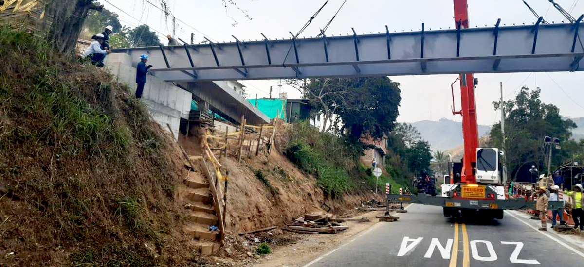 Fotografía de la construcción de un puente en la vía Aguaclara - Ocaña.