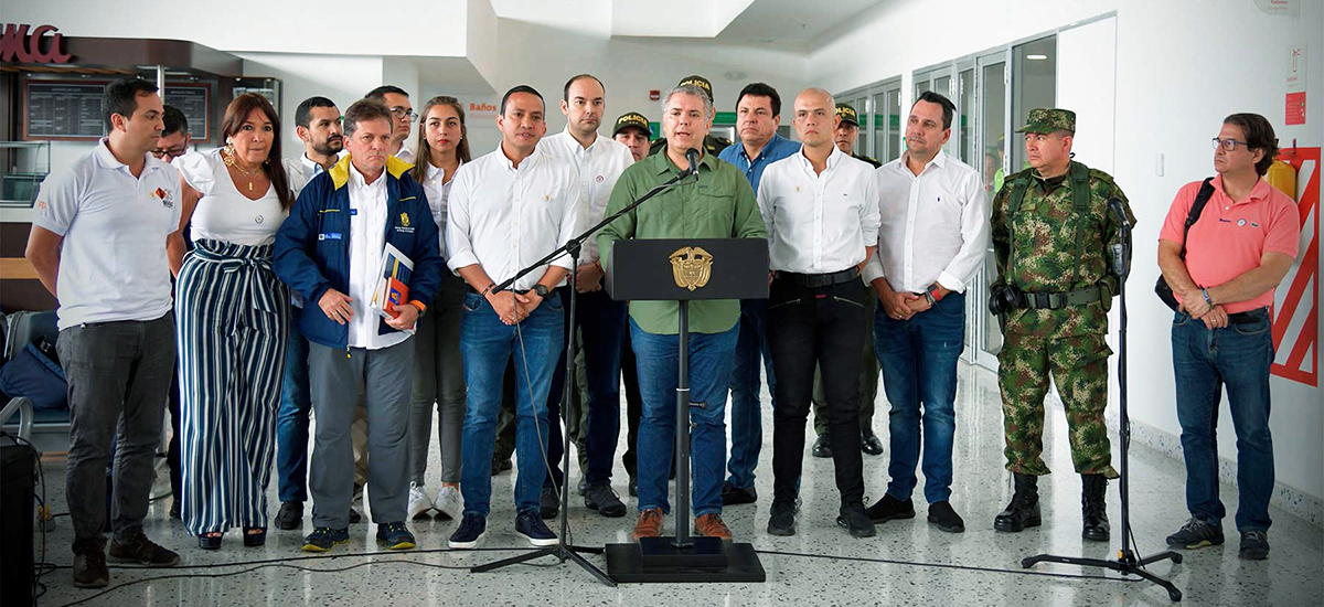 Fotografía del Presidente Ivan Duque junto al comité de emergencias en el que se encuentra nuestro Director General, Juan Esteban Gil.