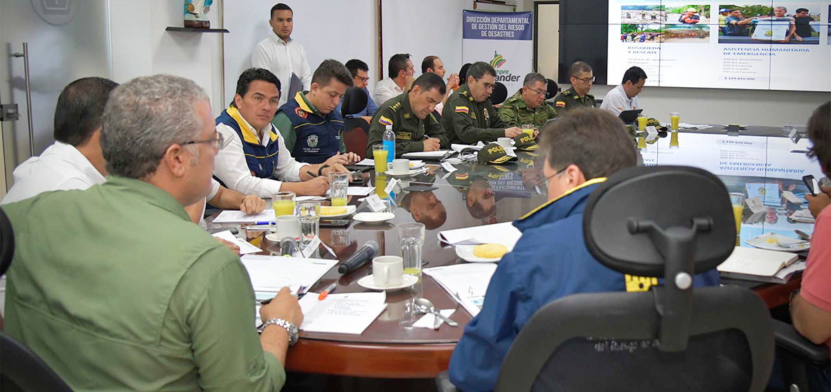 Fotografía mesa del comité de emergencias.