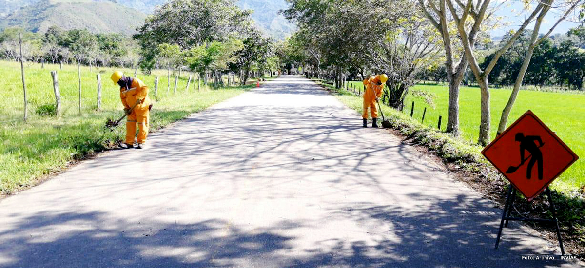 Fotografía trabajadores del INVÍAS en labores en las vías de Colombia.