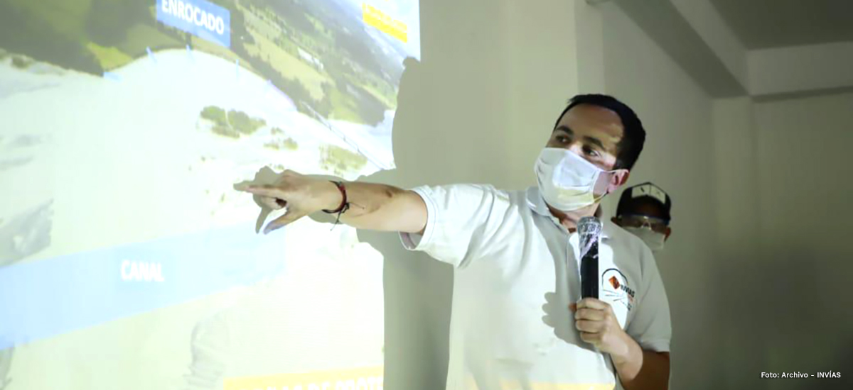 Fotografía Director del INVÍAS, Juan Esteban Gil Chavarría durante su presentación.