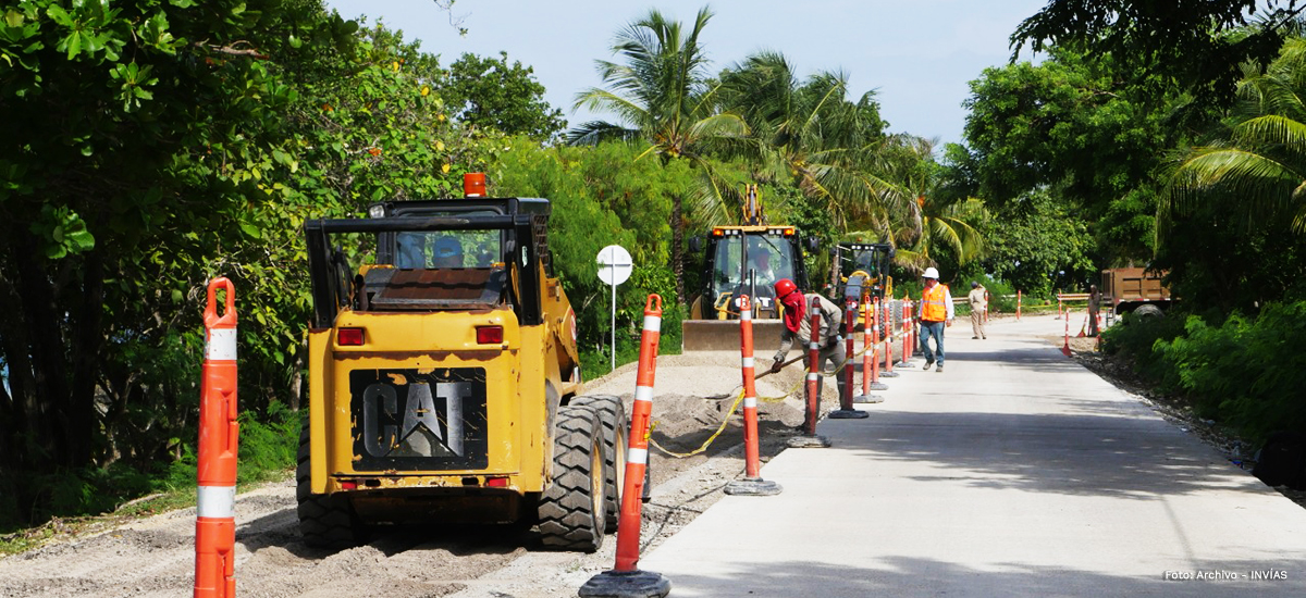 Fotografía de implementación de los trabajadores del INVÍAS de nuevas tecnologías de construcción de la malla vial.