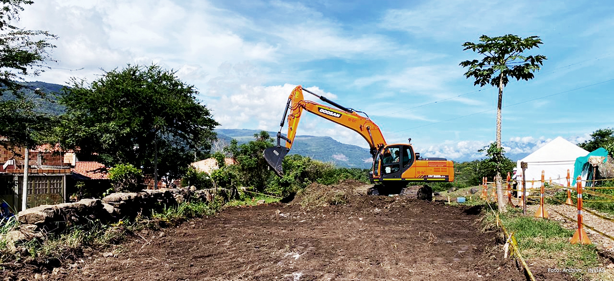 Fotografía de maquinaria en trabajos de construcción de la vía variante de San Gil.