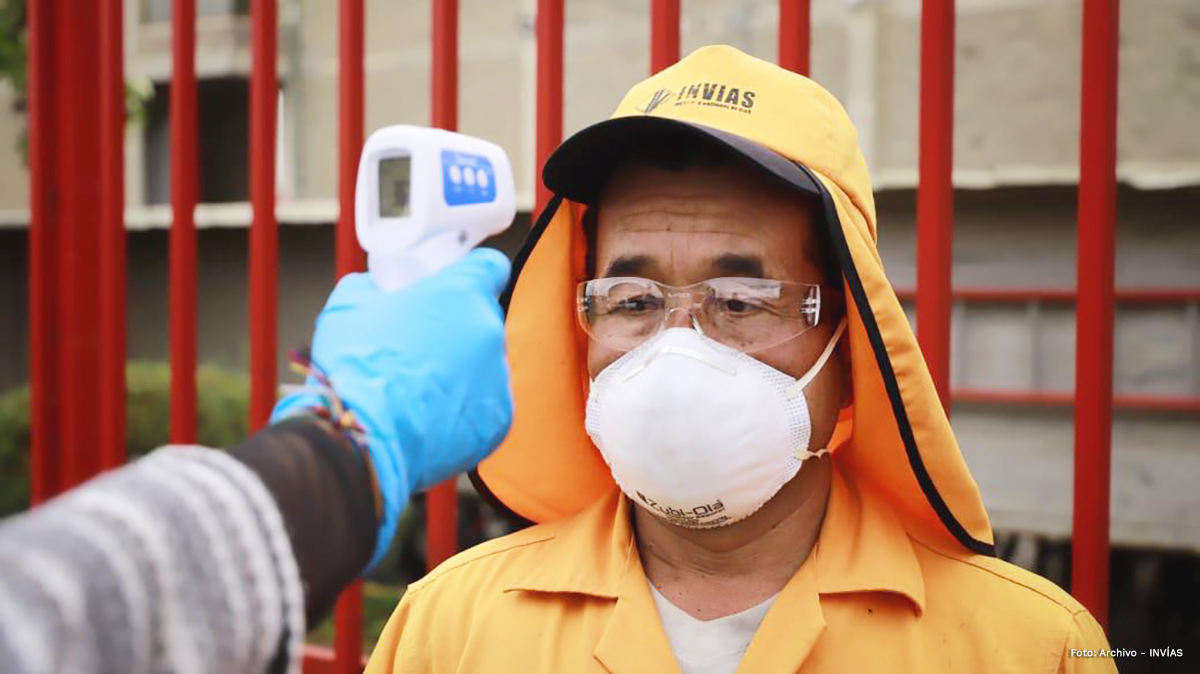 Fotografía trabajadores del INVÍAS en la aplicación de los protocolos de bioseguridad.