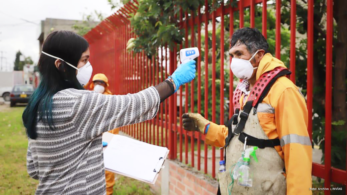 Fotografía trabajadores del INVÍAS en la aplicación de los protocolos de bioseguridad.