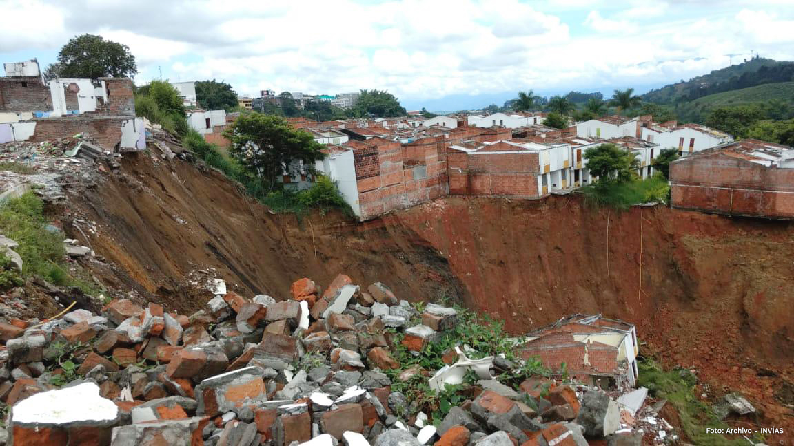 Fotografía de la grave afectación del deslizamiento del terreno.