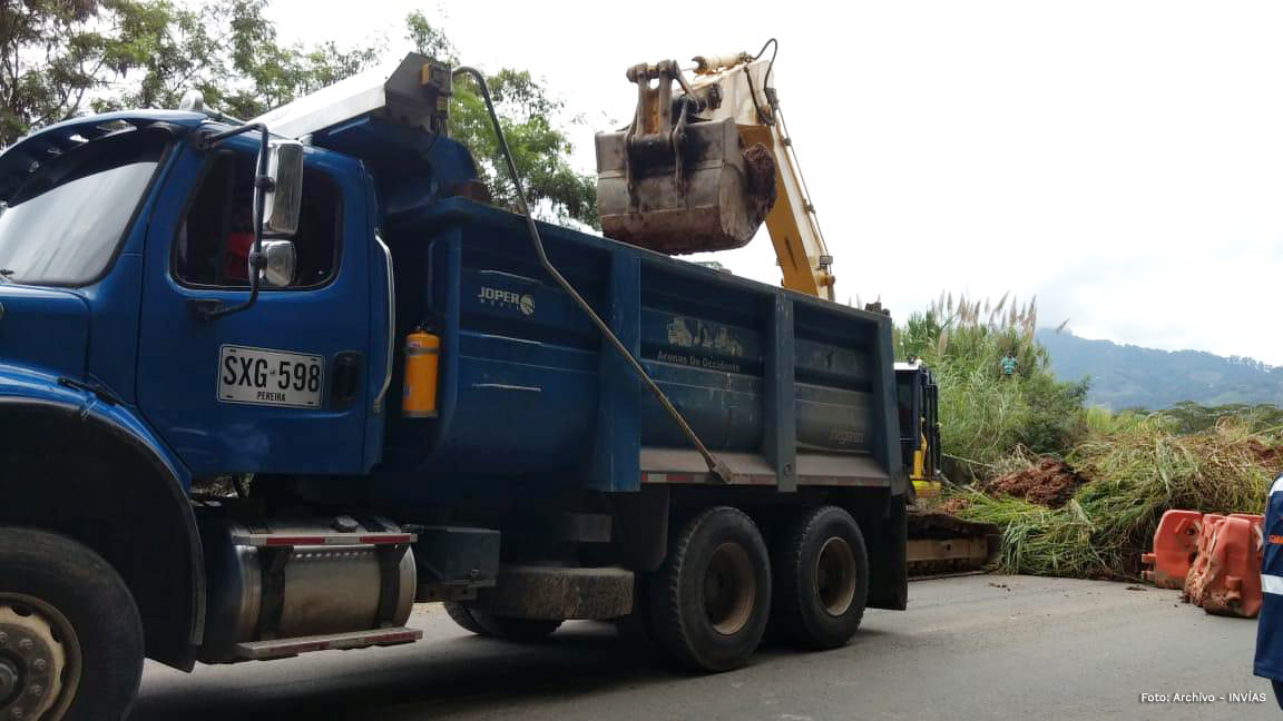 Fotografía de maquinaria en trabajos de remoción de escombros y atención de la emergencia.