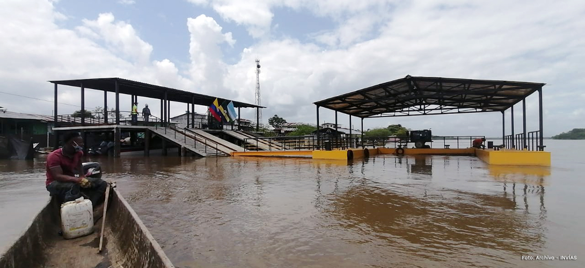 Fotografía del muelle flotante en el río Atrato.