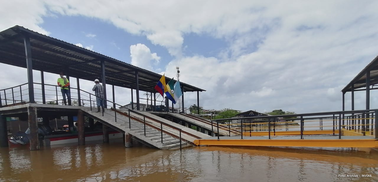 Fotografía del muelle flotante en el río Atrato.