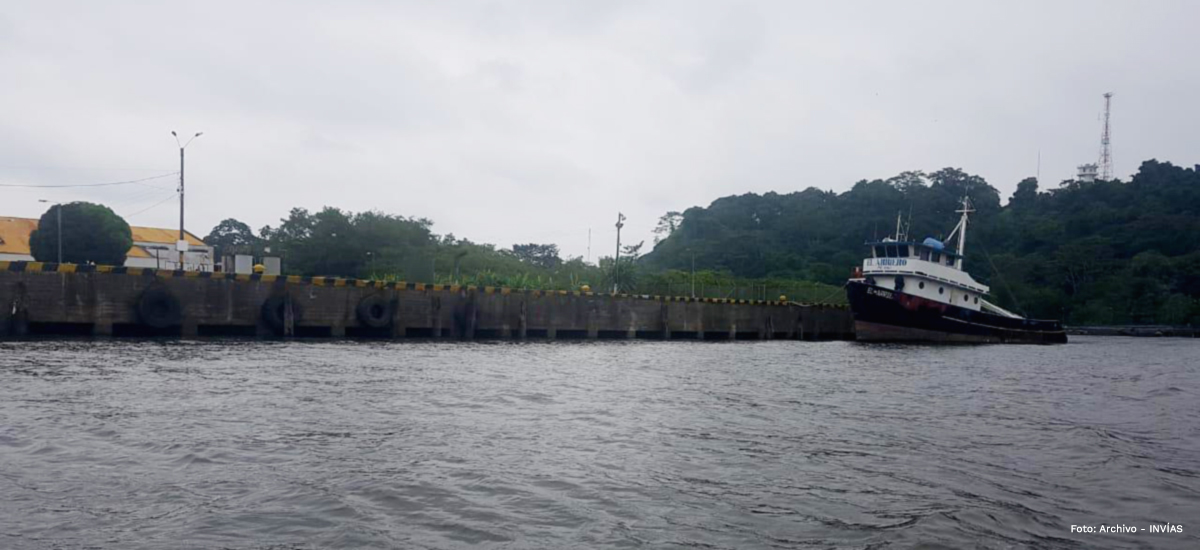 Fotografía embarcación en río de Colombia.