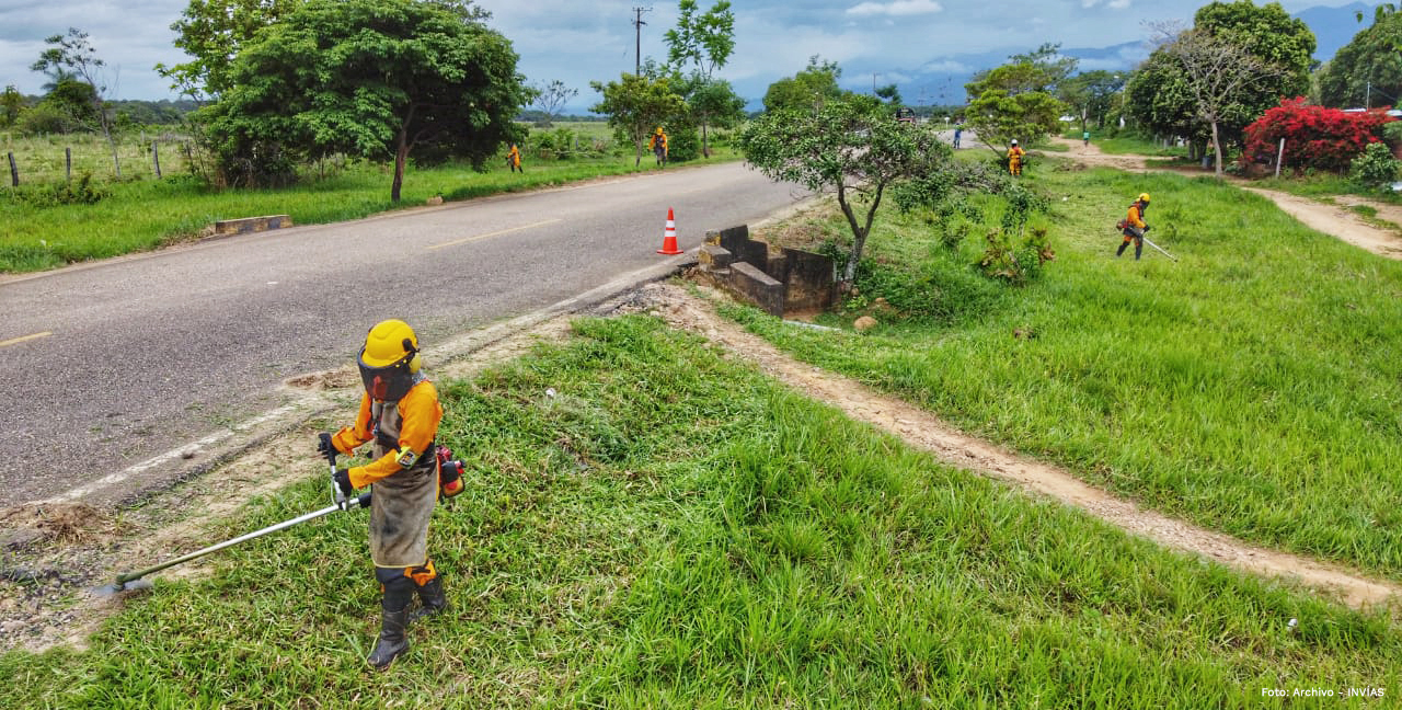 Fotografía trabajadores del INVÍAS en su labor de mantenimiento de vías.