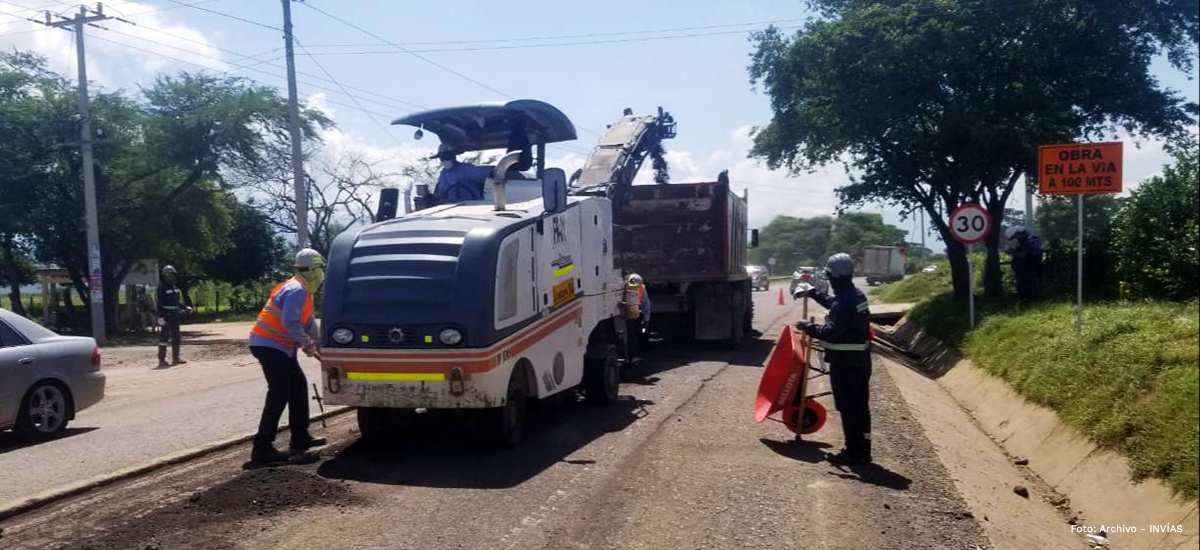 Fotografía de obreros trabajando en vía del país.