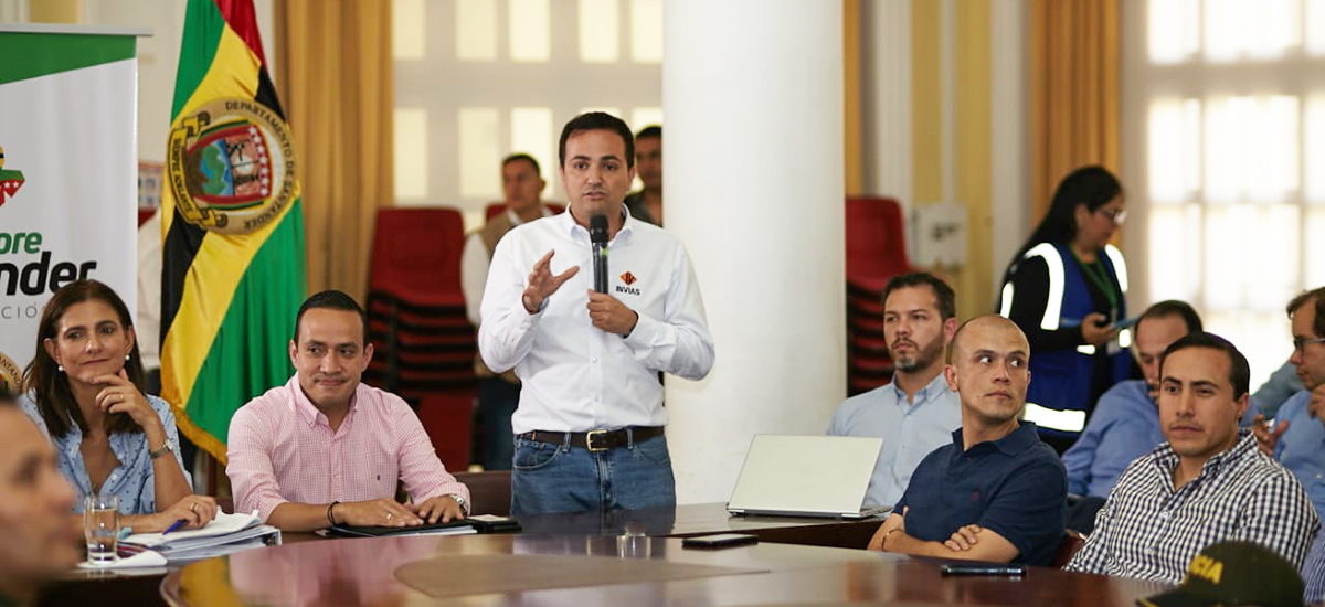 Fotografía del Director del INVÍAS, Juan Esteban Gil durante su intervención en la mesa de trabajo.