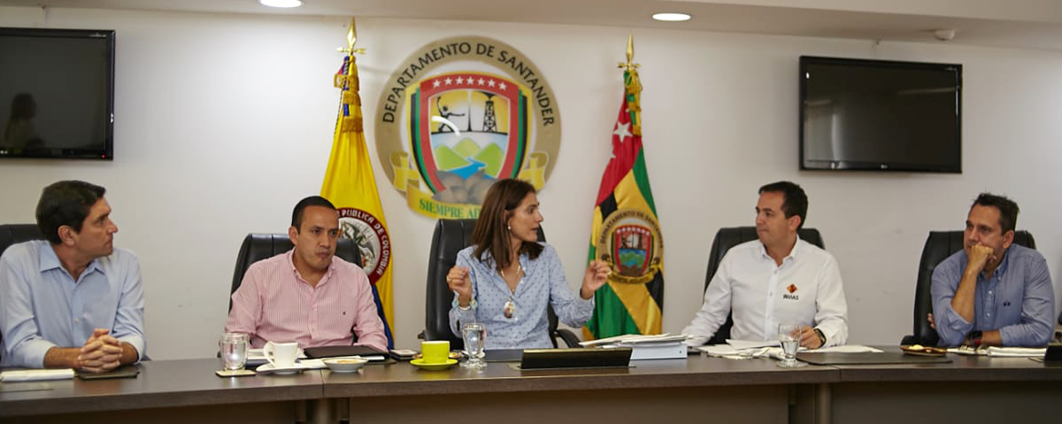 Fotografía de la mesa de directivos que han trabajado para dar paso por la Troncal Central en Santander.