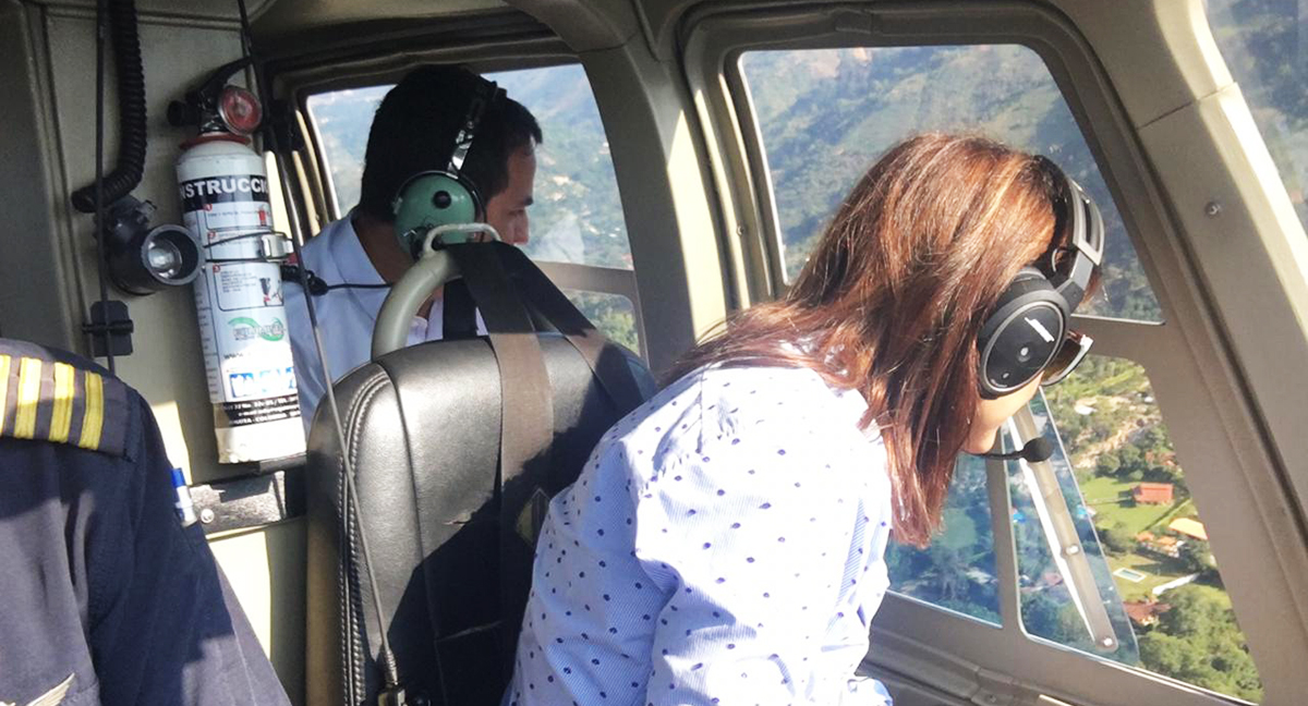 Fotografía de la Ministra de Transporte, Ángela María Orozco y del Director General del INVÍAS, Juan Esteban Gil durante el sobrevuelo sobre las zonas afectadas.