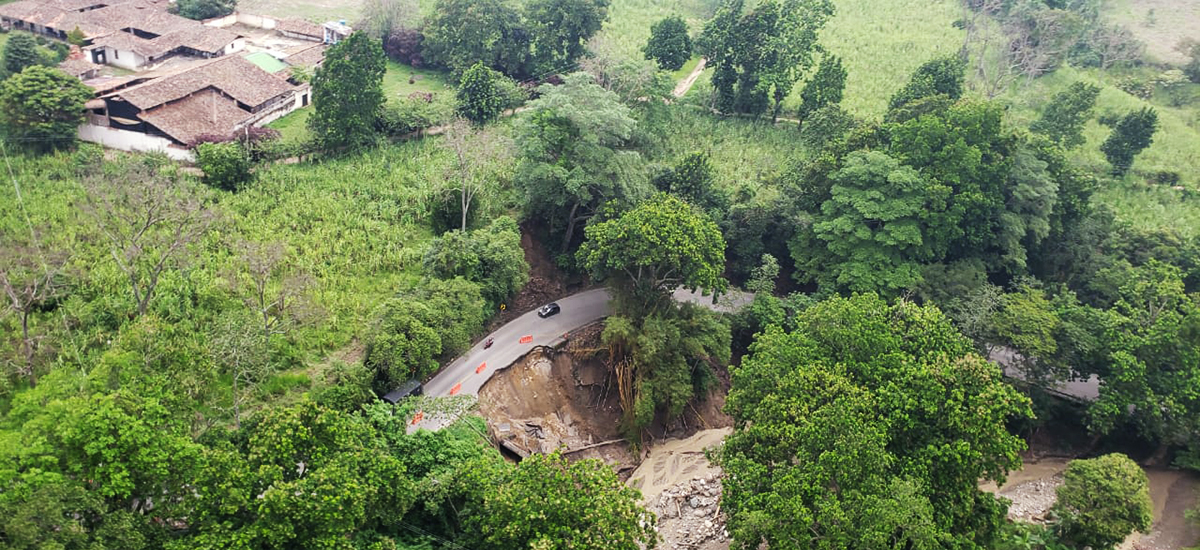 Fotografía aérea del derrumbe en la vía.