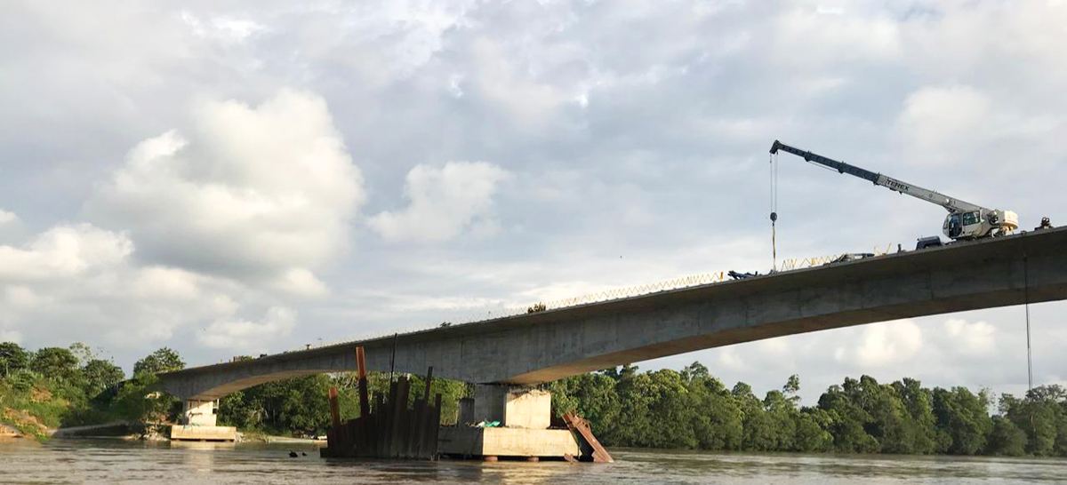 Fotografía construcción del puente en el corredor Espriella - Río Mataje.